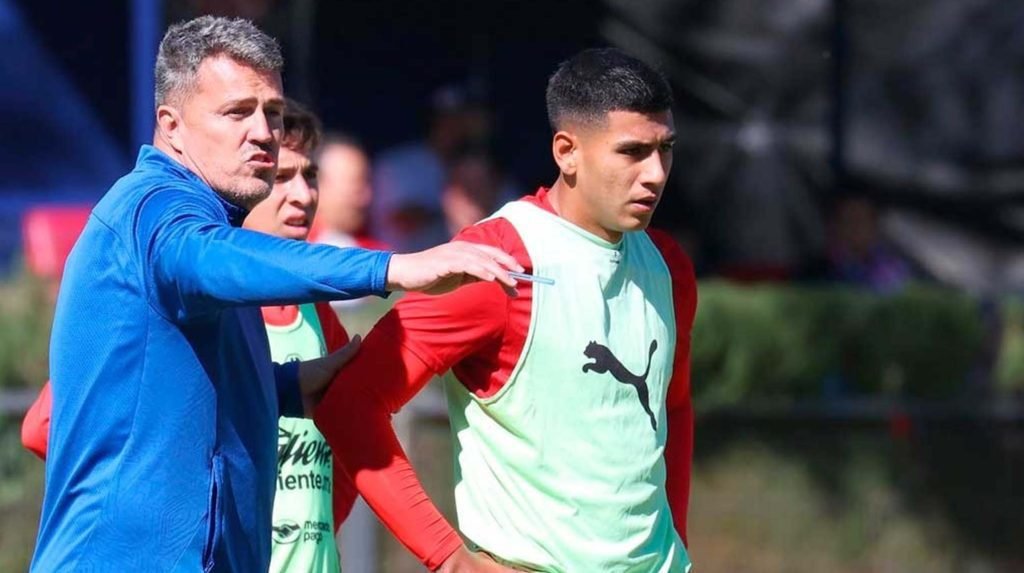 Óscar García exige millonario finiquito tras su abrupta salida de Chivas
