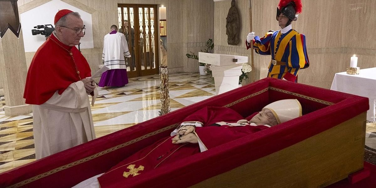 Emotiva despedida al papa Francisco cierran la capilla ardiente en San Pedro