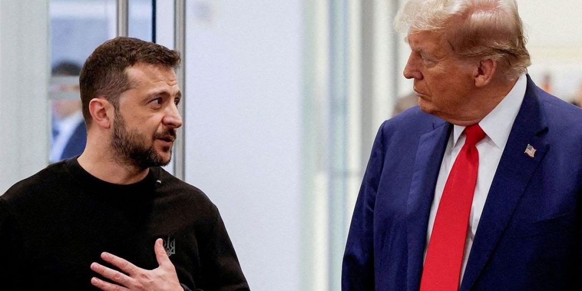 En el complejo entramado de la política internacional, las decisiones de alto nivel pueden desencadenar repercusiones significativas. Recientemente, una situación tensa emergió entre Estados Unidos y Ucrania, poniendo en el centro de la escena al presidente ucraniano, Volodímir Zelenski, y al enviado estadounidense, Keith Kellogg. La llamada que cambió el rumbo Todo comenzó con una conversación en el Despacho Oval. El presidente Zelenski, buscando apoyo en medio de la creciente tensión con Rusia, solicitó una reunión con el presidente de Estados Unidos, Donald Trump. Sin embargo, según declaraciones de Kellogg, la actitud de Zelenski durante la reunión no fue la esperada. "Con toda franqueza, ellos se lo han buscado. No se intenta desafiar al Presidente de Estados Unidos en el Despacho Oval", afirmó Kellogg en un evento en el Consejo de Relaciones Exteriores en Washington D.C. Suspensión de la ayuda militar: una decisión controversial Tras este encuentro, la administración Trump tomó una decisión drástica: suspender toda la ayuda militar a Ucrania. Esta medida, que incluye la interrupción del intercambio de inteligencia y la entrega de armamento, ha generado preocupación en la comunidad internacional. La pausa en la ayuda militar podría debilitar la capacidad de Ucrania para defenderse de posibles agresiones, especialmente en un momento de alta tensión con Rusia. Reacciones internacionales y el futuro de Ucrania La respuesta de la comunidad internacional no se hizo esperar. Líderes europeos expresaron su preocupación por la estabilidad en la región y la seguridad de Ucrania. Mientras tanto, en Estados Unidos, legisladores de ambos partidos cuestionaron la decisión de la administración Trump, argumentando que podría enviar un mensaje equivocado a aliados y adversarios por igual. Conclusión: lecciones de una crisis diplomática Este episodio resalta la importancia de la diplomacia y la comunicación efectiva entre naciones. Las acciones y palabras de los líderes mundiales pueden tener consecuencias profundas en la estabilidad global. Para Ucrania, la lección es clara: la forma en que se manejan las relaciones internacionales puede determinar el apoyo y la colaboración que se recibe en momentos críticos. Palabras clave: suspensión de ayuda militar Keith Kellogg Volodímir Zelenski relaciones Estados Unidos-Ucrania tensión diplomática conflicto Rusia-Ucrania política internacional seguridad global decisiones de alto nivel comunidad internacional